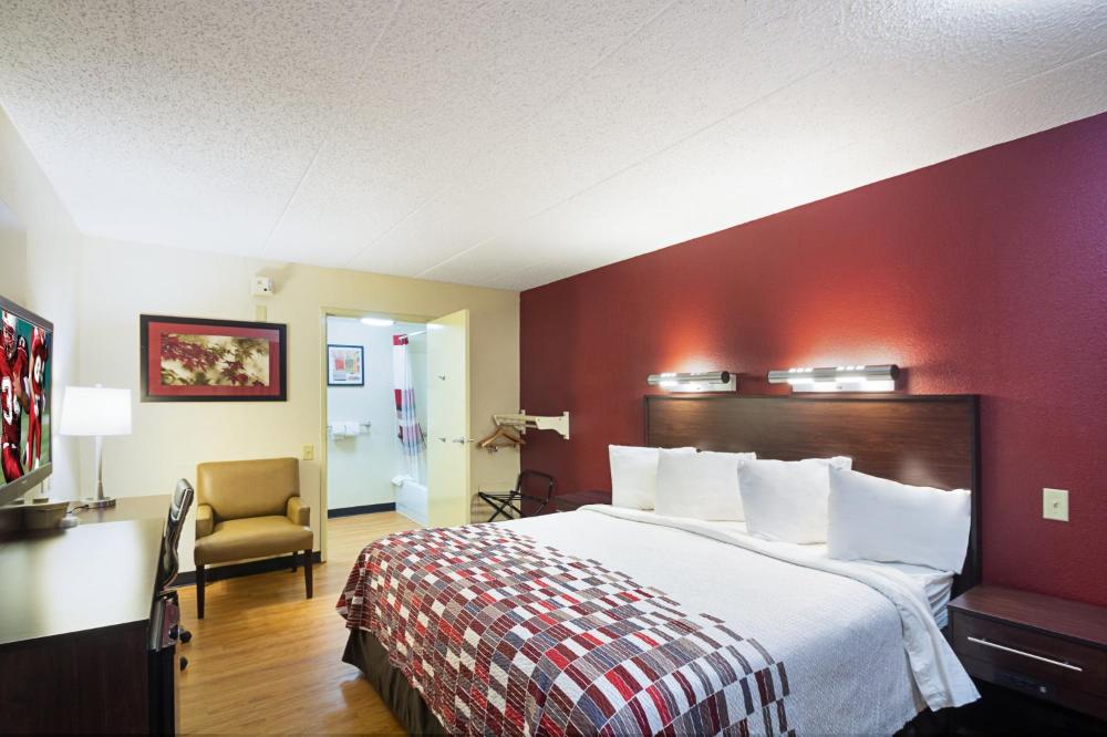 Deluxe King Room Disability Access Roll-ln Shower Non-Smoking interior